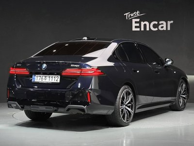 2025 BMW 5 SERIES — фото 4