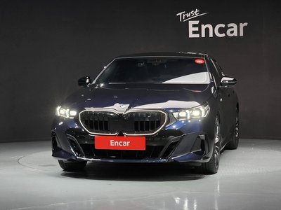 2025 BMW 5 SERIES — фото 2