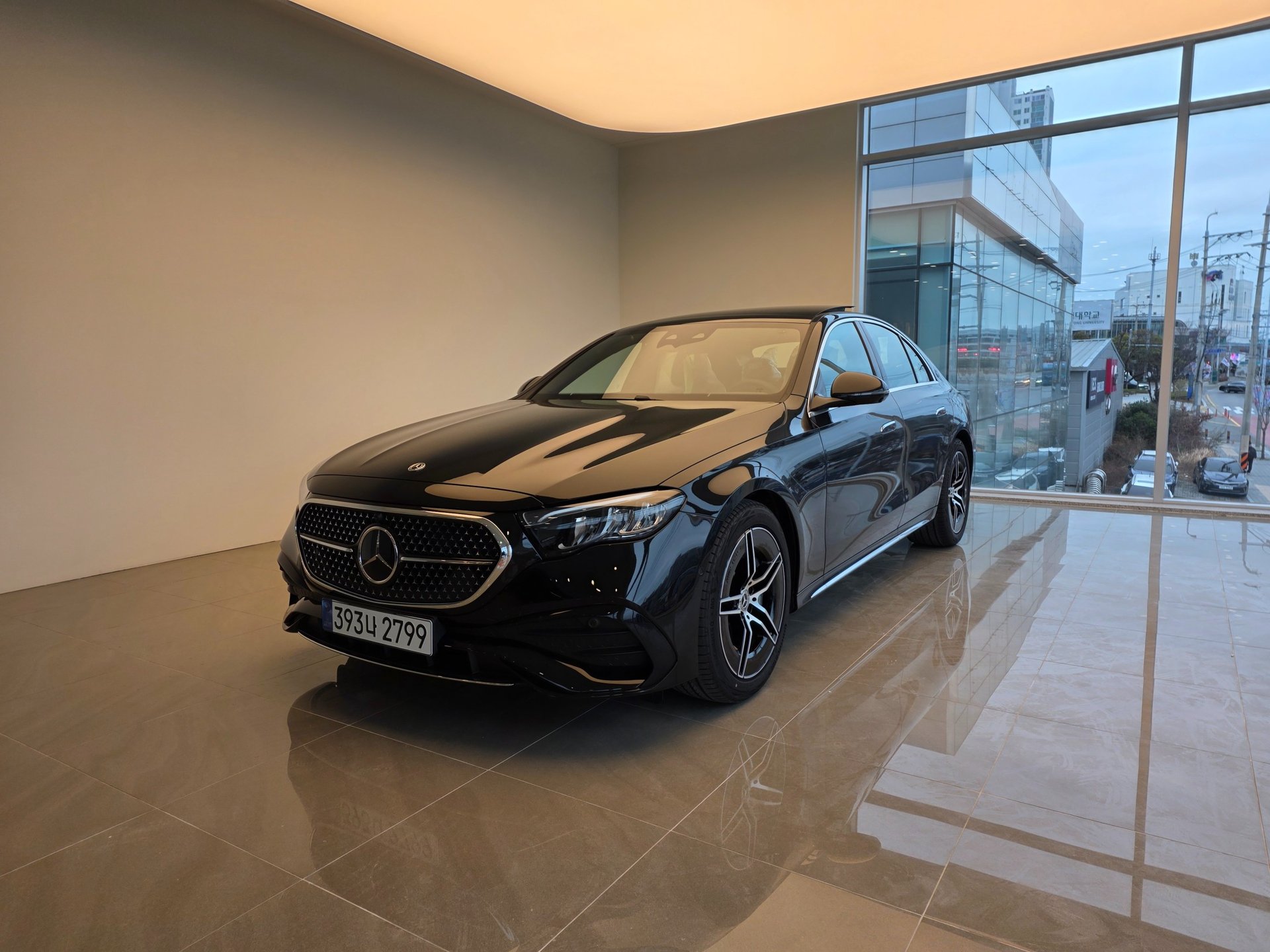 MERCEDES-BENZ E-CLASS - View 1