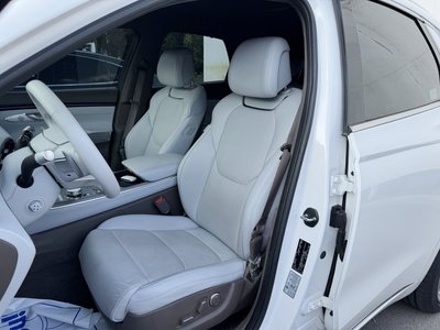 صورة 4 لـ 2024 Genesis GV70