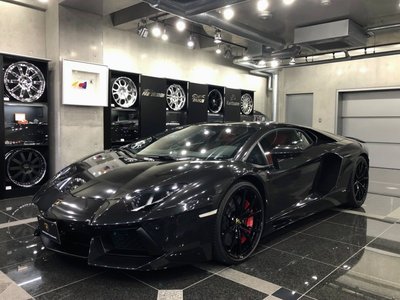 LAMBORGHINI AVENTADOR - 1