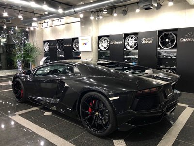LAMBORGHINI AVENTADOR - 4