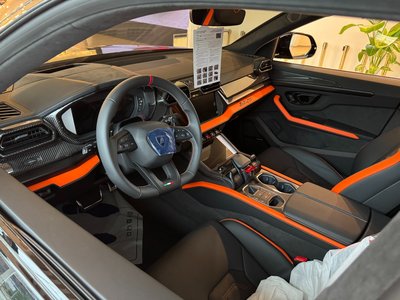 LAMBORGHINI URUS - 4