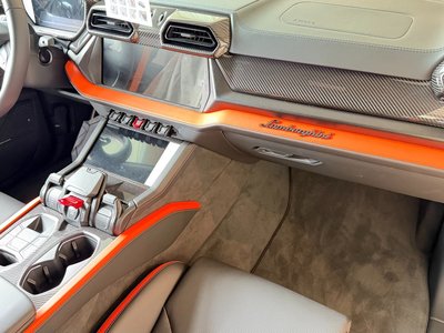 LAMBORGHINI URUS - 8