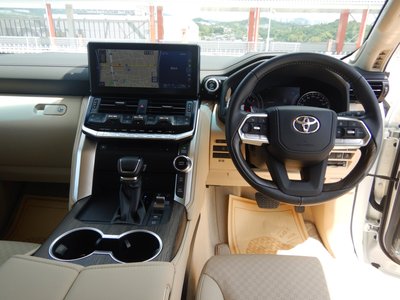 TOYOTA LAND CRUISER 300 - 9