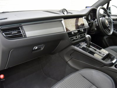 PORSCHE MACAN - 8