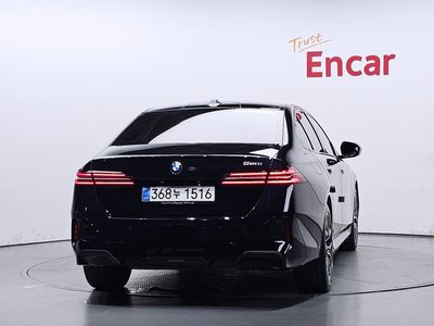 2025 BMW 5 SERIES — фото 3