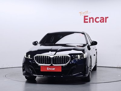 2025 BMW 5 SERIES — фото 2