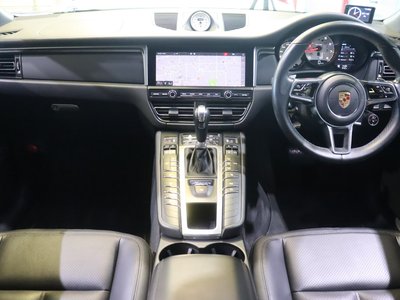 PORSCHE MACAN - 3