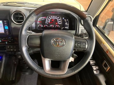 TOYOTA LAND CRUISER 70 - 8