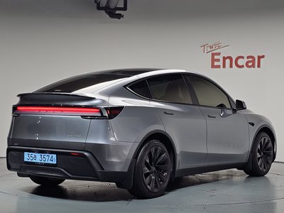 TESLA MODEL Y - 3