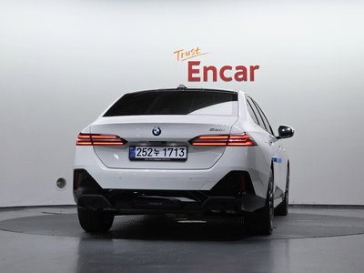 2025 BMW 5 SERIES photo 3