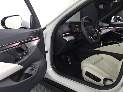 2025 BMW 5 SERIES — миниатюра 13