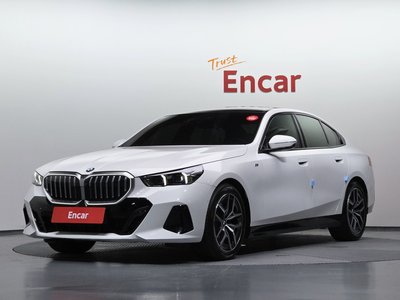 2025 BMW 5 SERIES photo 1