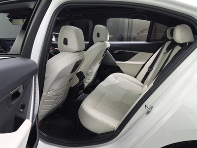 2025 BMW 5 SERIES — миниатюра 16