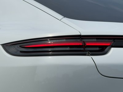 2018 Porsche PANAMERA photo 5