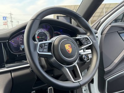 2018 Porsche PANAMERA thumbnail 11