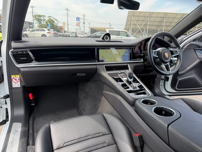 2018 Porsche PANAMERA photo 10