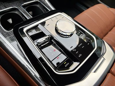 2025 BMW 7 SERIES photo 9