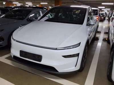 TESLA MODEL Y - 4
