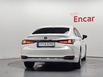 2025 Lexus ES photo 3