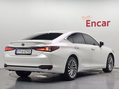 2025 Lexus ES photo 4