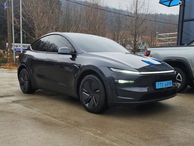 TESLA MODEL Y - 4