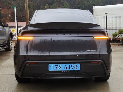 TESLA MODEL Y - 3