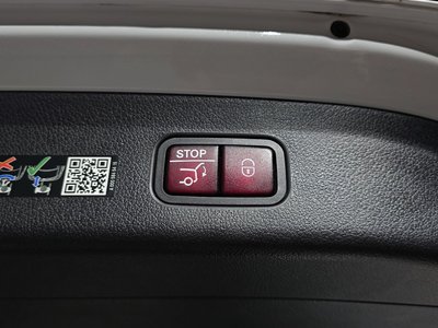 2025 Mercedes-BENZ GLC — миниатюра 32