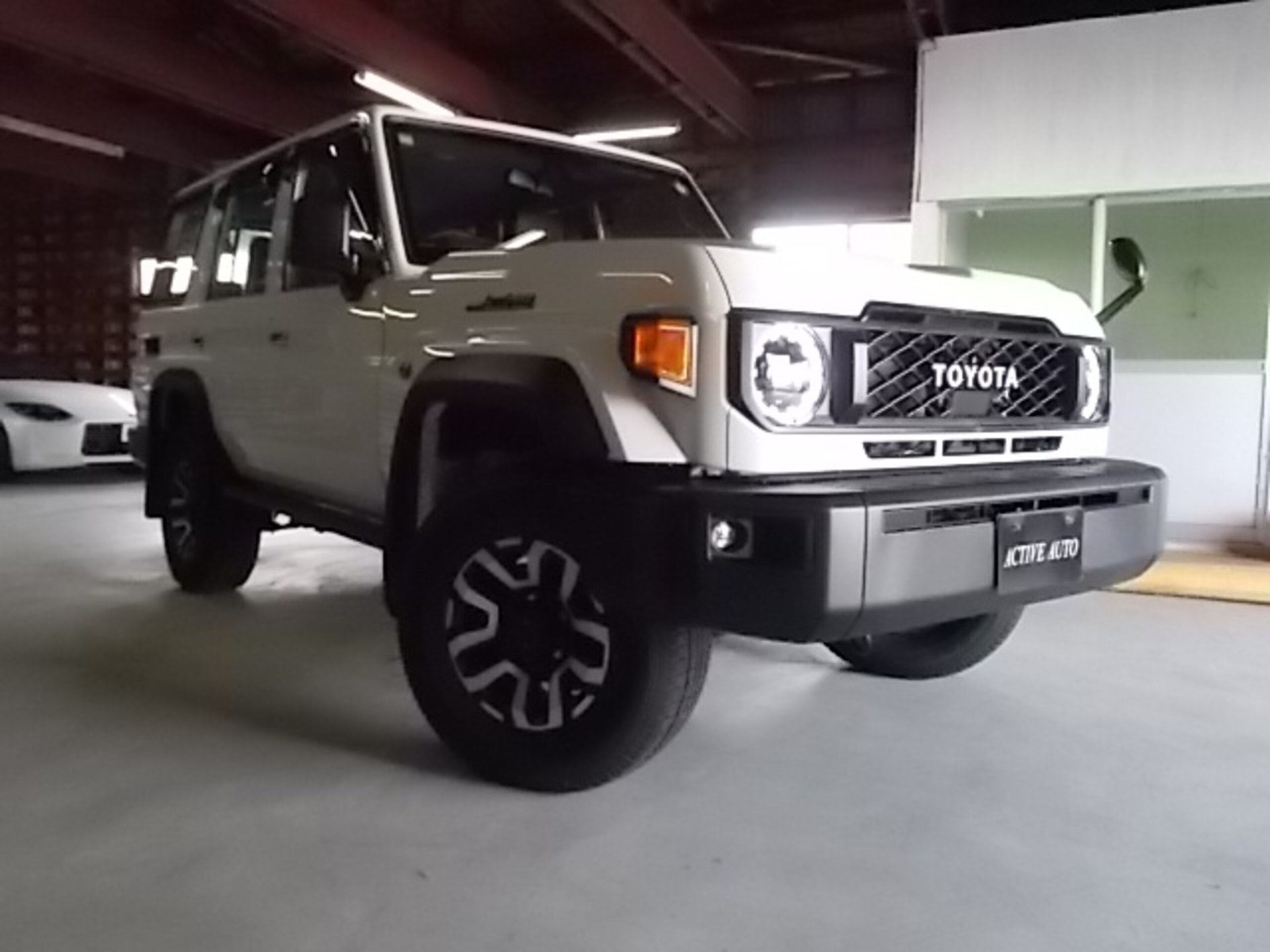 TOYOTA LAND CRUISER 70 - View 1