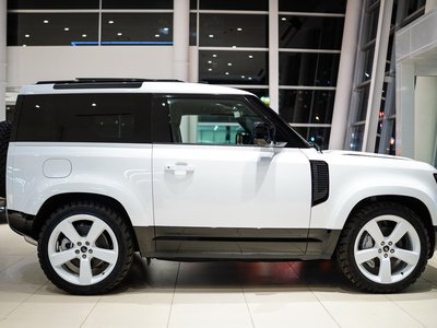 LAND ROVER DEFENDER - 8