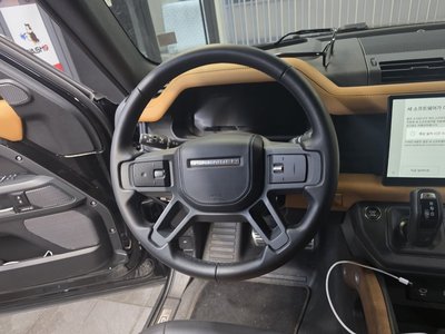 LAND ROVER DEFENDER - 9