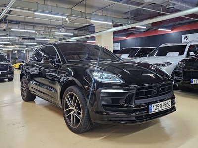 2022 Porsche MACAN photo 2
