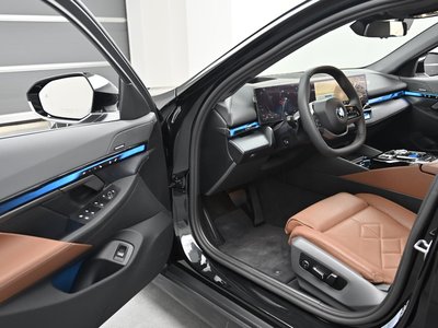 2025 BMW 5 SERIES — миниатюра 11