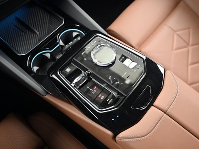 2025 BMW 5 SERIES — фото 9