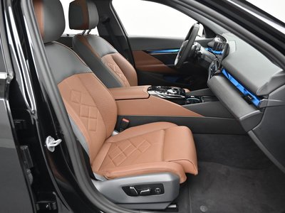 2025 BMW 5 SERIES — фото 10