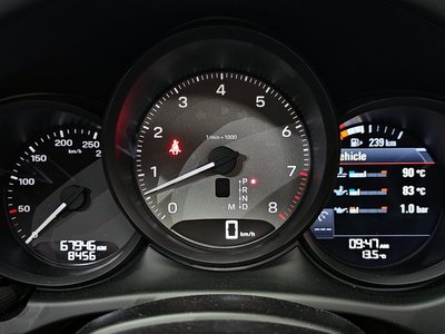 PORSCHE MACAN - 8