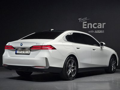 2023 BMW 5 SERIES photo 4