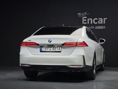2023 BMW 5 SERIES photo 3