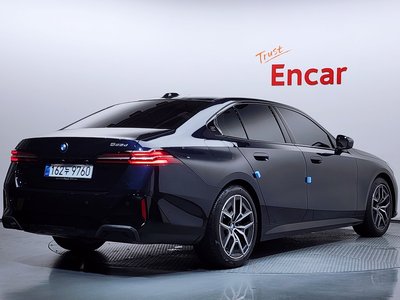 2025 BMW 5 SERIES photo 3