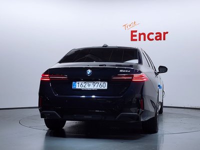 2025 BMW 5 SERIES photo 4