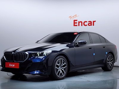 2025 BMW 5 SERIES photo 1