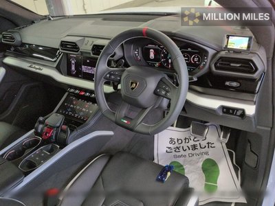 LAMBORGHINI URUS - 3