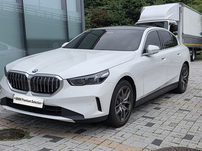 2026 BMW 5 SERIES — фото 1