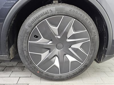 TESLA MODEL Y - 8