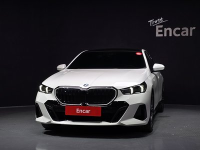2024 BMW 5 SERIES — фото 2