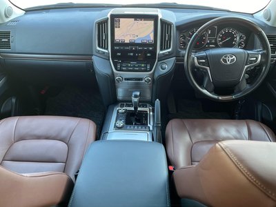 TOYOTA LAND CRUISER 200 - 9