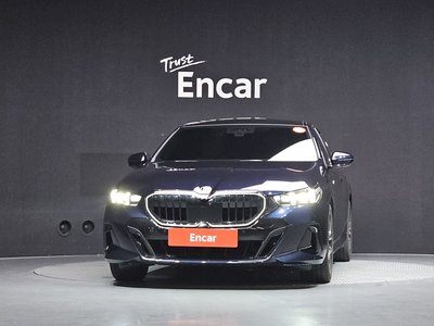 2025 BMW 5 SERIES 照片 2