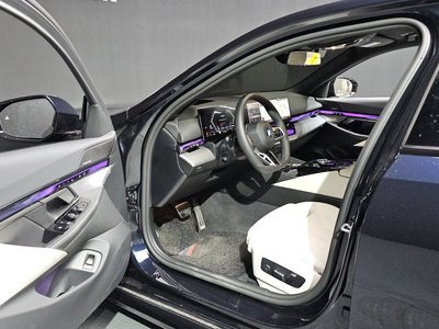 2025 BMW 5 SERIES 照片 10