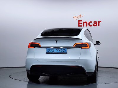 TESLA MODEL Y - 4